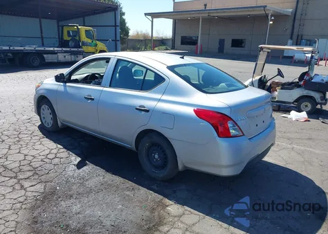 2017 Nissan Versa 1.6 S z USA, uszkodzony, nr VIN 3N1CN7AP4HL872251